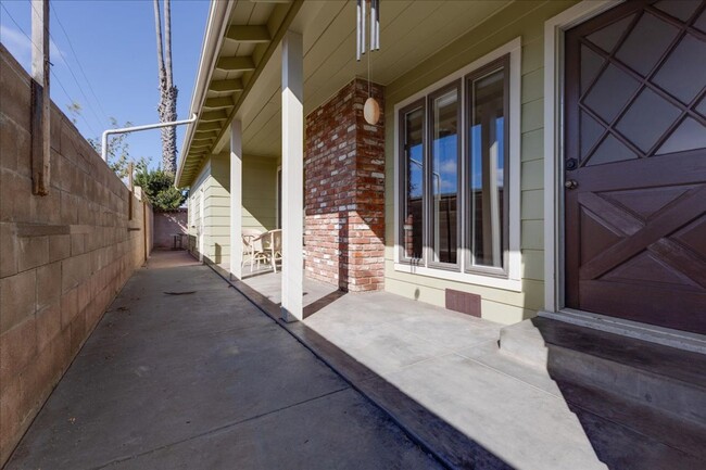 Building Photo - Charming South Salinas 3 bedroom 2 Bath Ho...