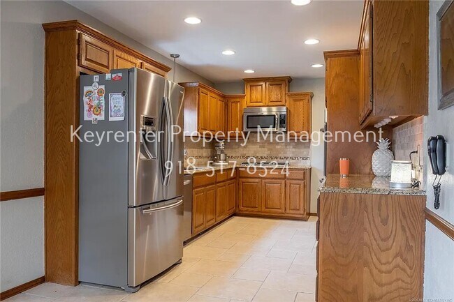 Building Photo - Large | 4 Bed | 3 Bath | South Tulsa