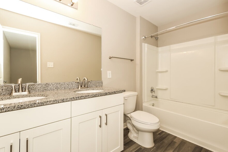 Building Photo - 15653 Del Norte Dr
