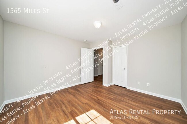 Building Photo - 1565 Miles St