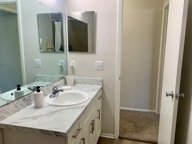 Building Photo - 2558 W Bird St