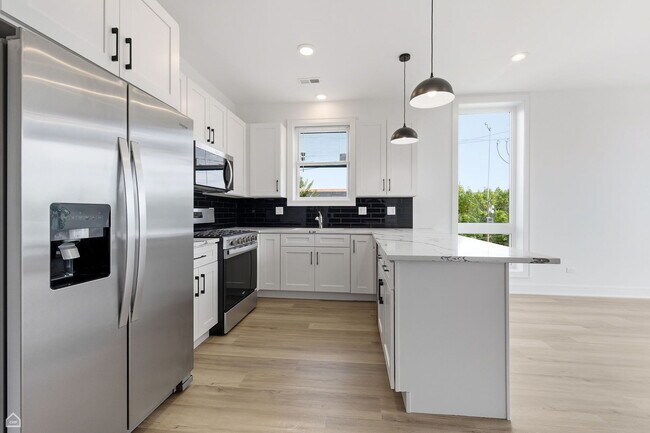 Building Photo - 3902 S Lake Park Ave