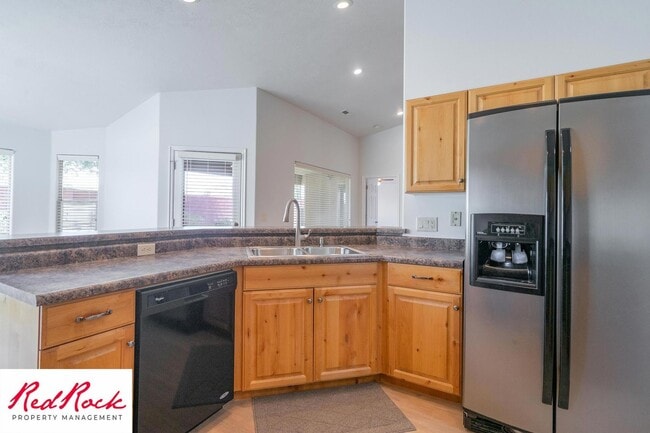 Building Photo - 4 Bedroom in Amber Estates - Newer LVP Flooring throughout home!