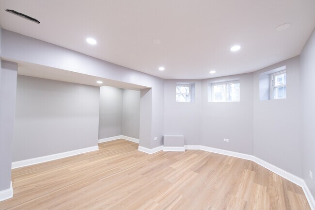 Building Photo - 1028 W Oakdale Ave