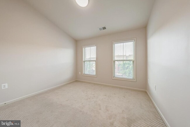Building Photo - 42541 Dreamweaver Dr