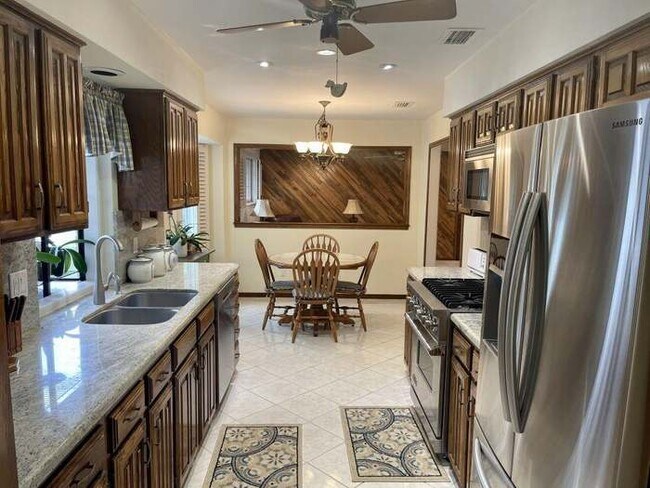 Building Photo - 1707 Mayflower Dr