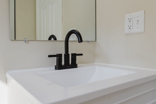 Building Photo - Beautiful Renovated 3 Bedroom and 2 Bathroom Home