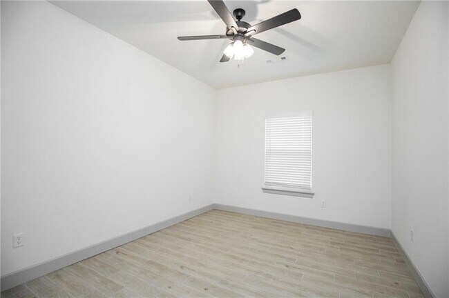 Building Photo - 949 Cook St