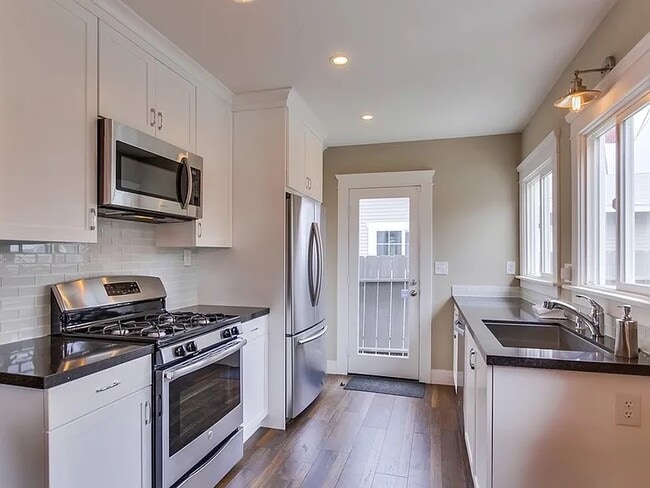 Building Photo - 4004 Arizona St