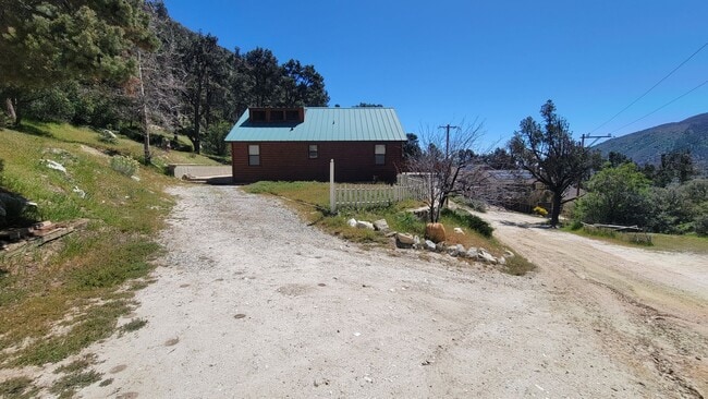 Building Photo - Charming 3-Bedroom 2-Bath with Mountain Vi...