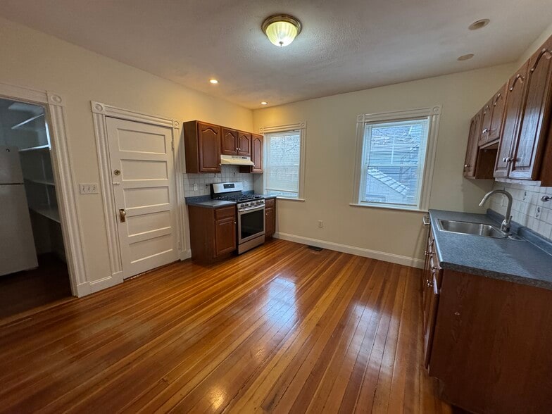 Building Photo - 163 Belmont St