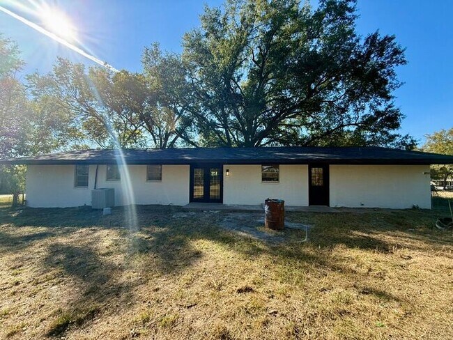 Building Photo - Spacious 3-Bedroom, 2-Bath Home with Bonus...