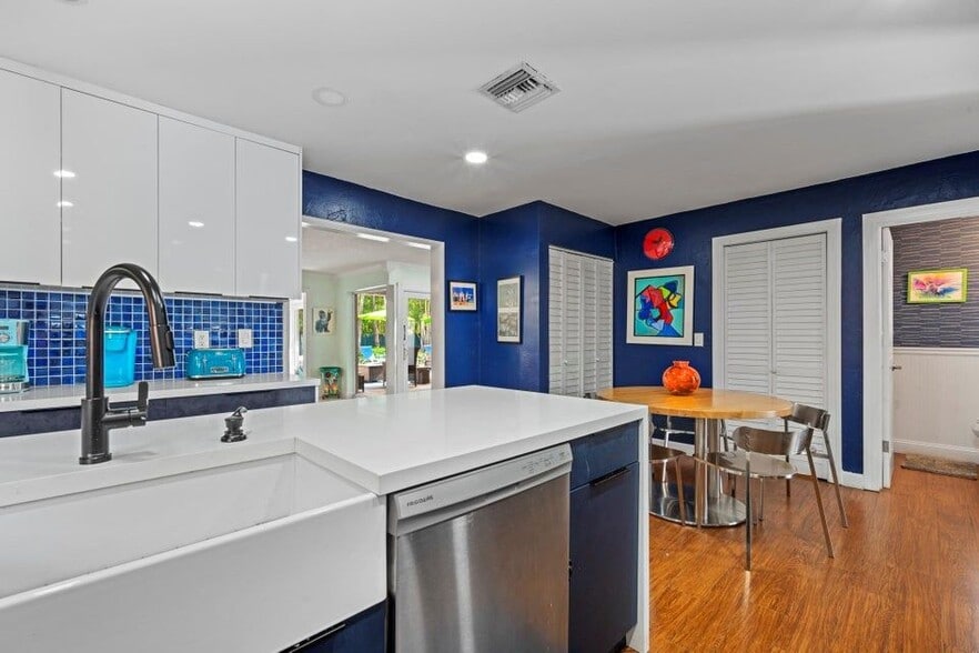 Building Photo - 2325 Barcelona Dr