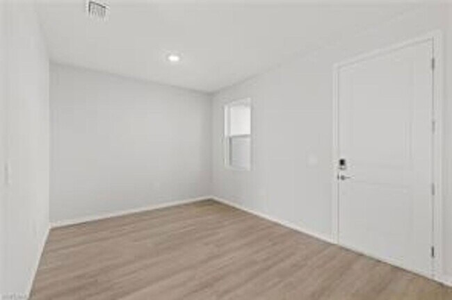 Building Photo - 3206 NE 13th Ct