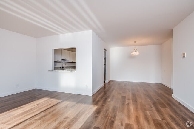 1BR, 1BA - 844SF - Living Room - Foxcroft Apartments