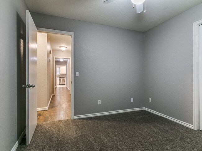 Building Photo - 205 N Rockypoint Dr
