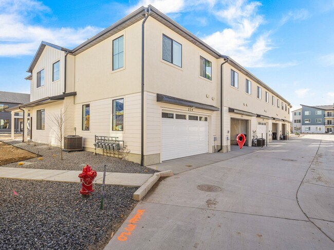 Building Photo - Beautiful 3-bedroom, 2.5-bath townhome