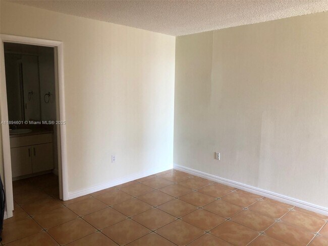 Building Photo - 10824 N Kendall Dr