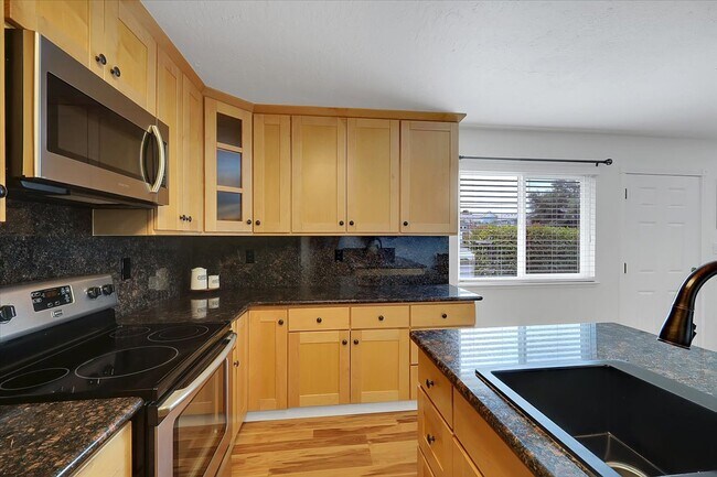 Building Photo - 6533 Greenback Ln