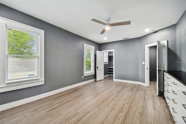 Building Photo - 6810 N Navin Ave