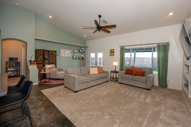 Building Photo - Spacious 3-Bedroom Oasis with Pool in Yuma...