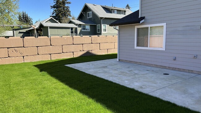 Building Photo - Charming 3-Bed Duplex with 2.5 Baths & 1600 Sq Ft - Prime Tacoma Location!