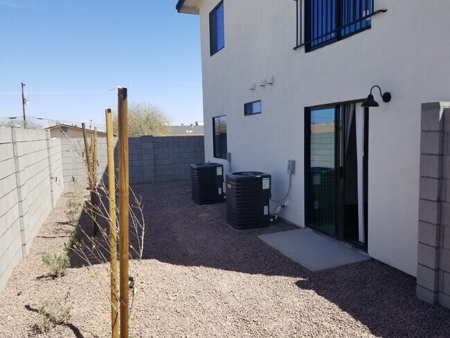 Building Photo - FANTASTIC FIRST FLOOR 2 BEDROOMS AND 1 BATHROOM PLUS PRIVATE BACKYARD