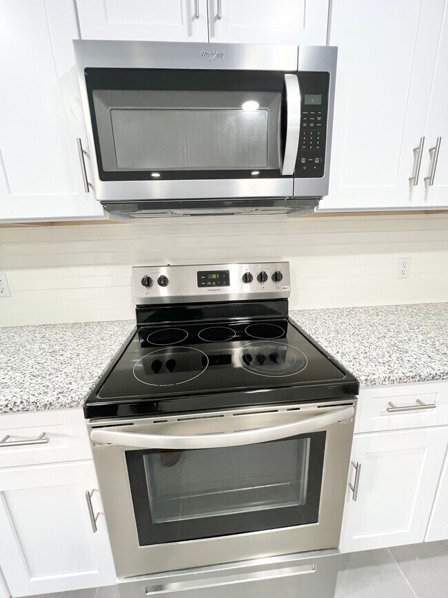 Building Photo - Meridian Apartments Your Gateway to Everything in Hampton Roads