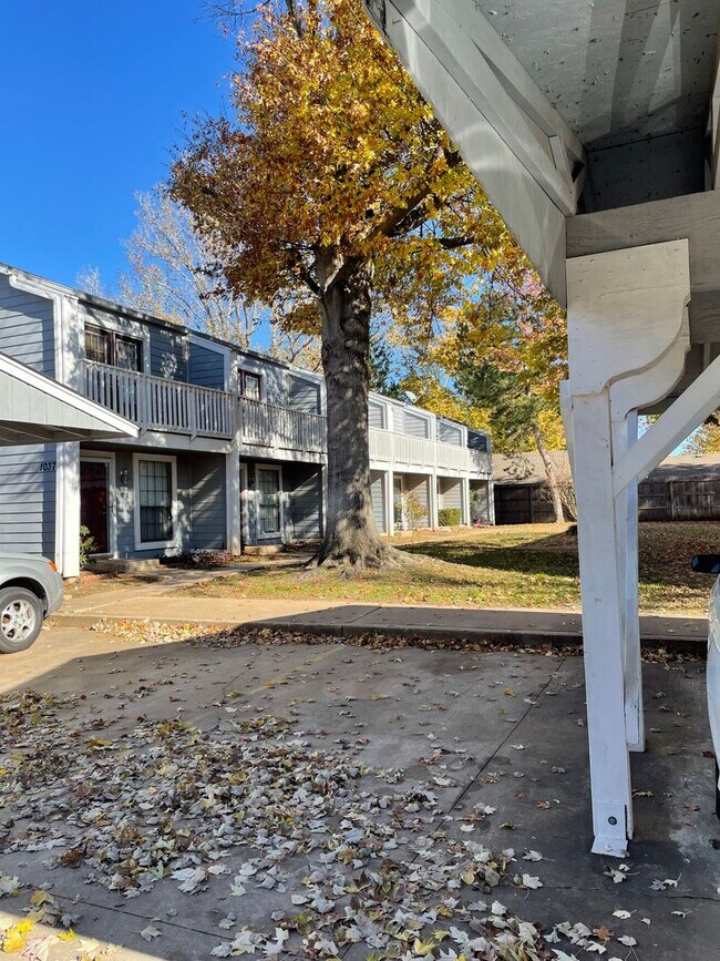 Building Photo - Darling 1 Bed, 1.5 Bath Townhouse with sma...