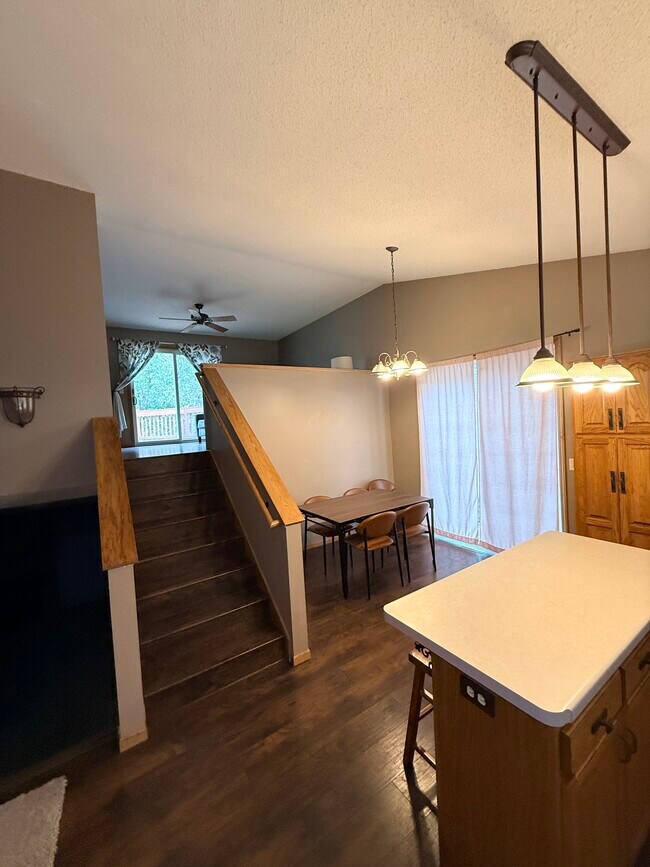 Building Photo - 602 5th Ave S