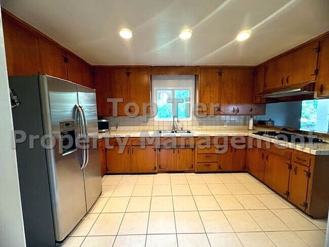 Building Photo - 3 Bed/ 2 Bath Spacious Family Home with Su...