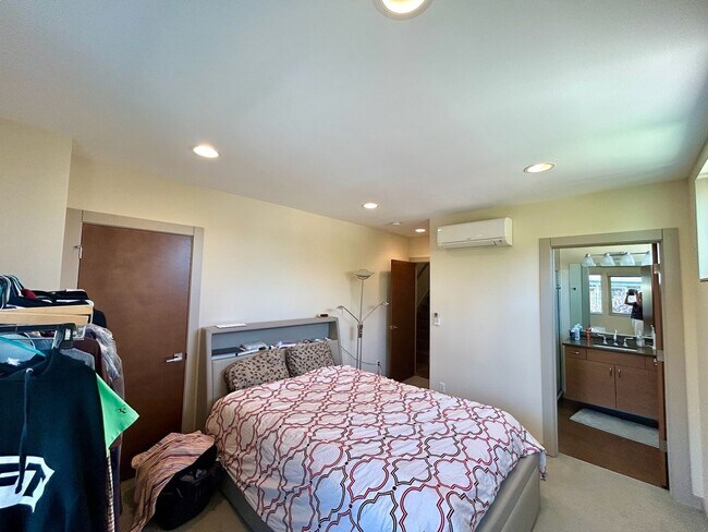 Building Photo - Capitol Hill/Cherry Hill Townhouse