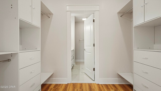 Building Photo - 1719 Country Club Dr