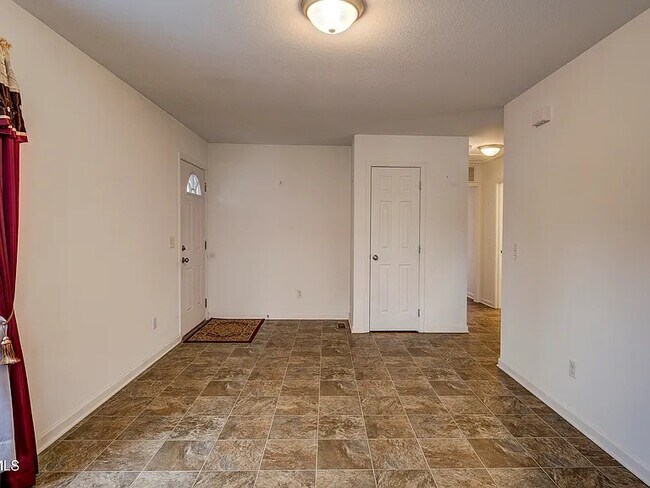 Building Photo - 2 Bed, 1 Bath, .77 Acres - House