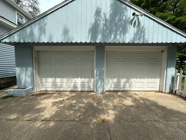 Building Photo - Adorable Three Bedroom Home with Central Air!