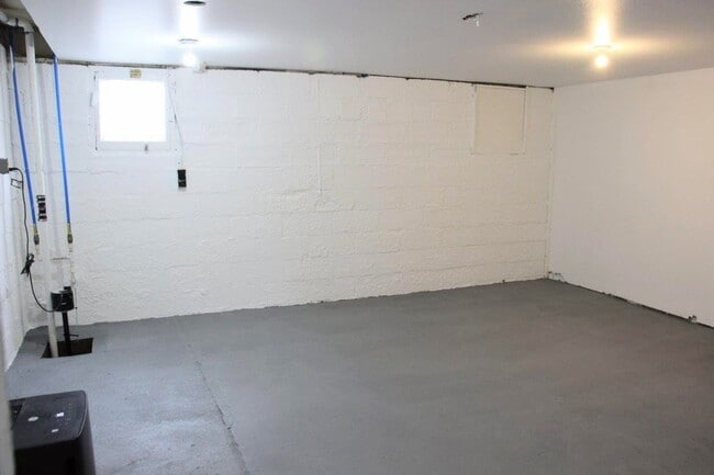 Building Photo - 2 Bedroom 1 Bath Home