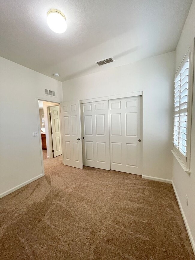 Building Photo - Great 3 bedroom 3 bath home