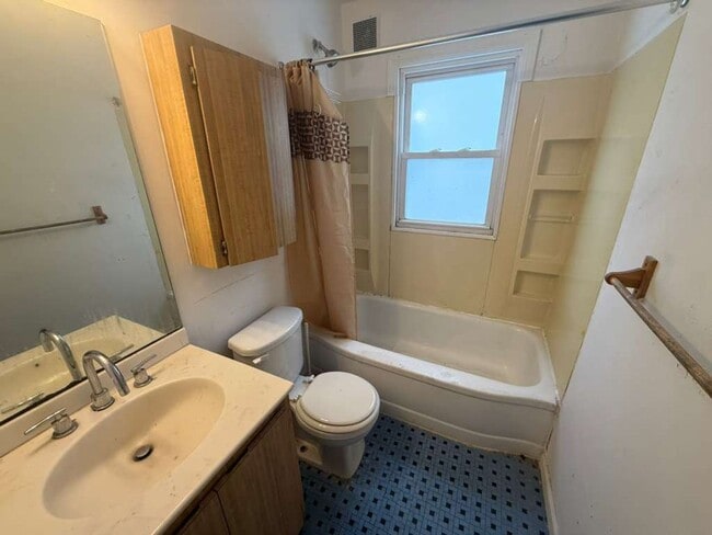 Building Photo - 3-BED, 1 BATH BEAUTIFUL SINGLE- FAMILY HOME IN MAPLE HEIGHTS!