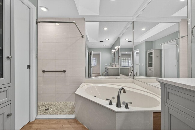 Building Photo - 12865 Meadowbend Dr