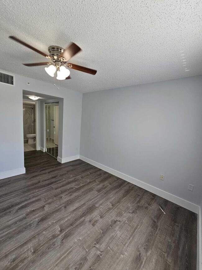 Building Photo - 1100 Crestwood Ct S