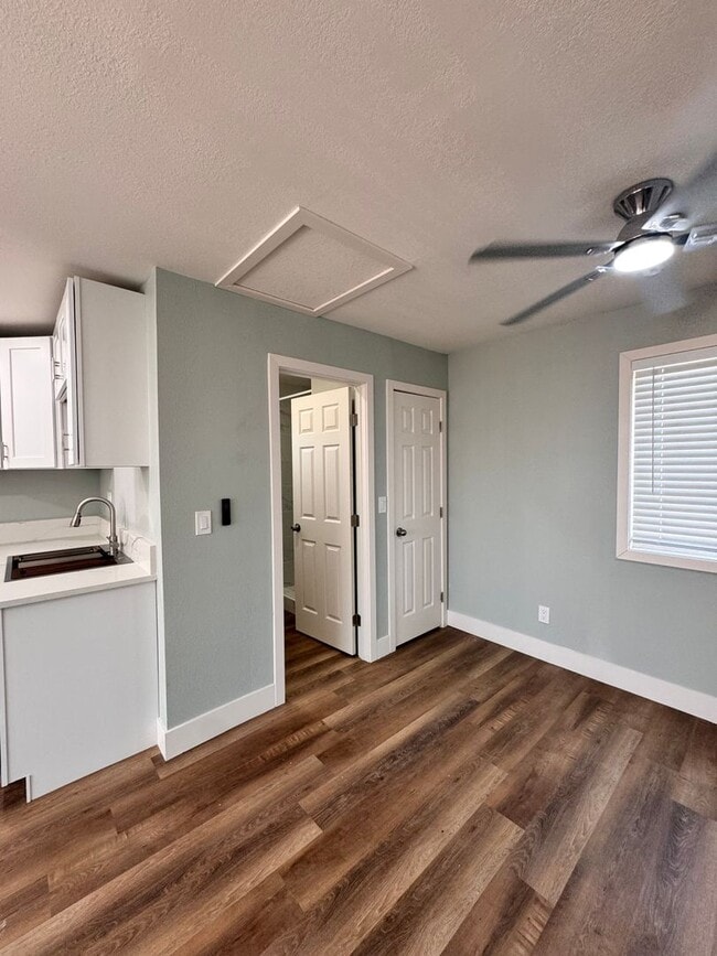 Building Photo - 1400 El Rancho Dr