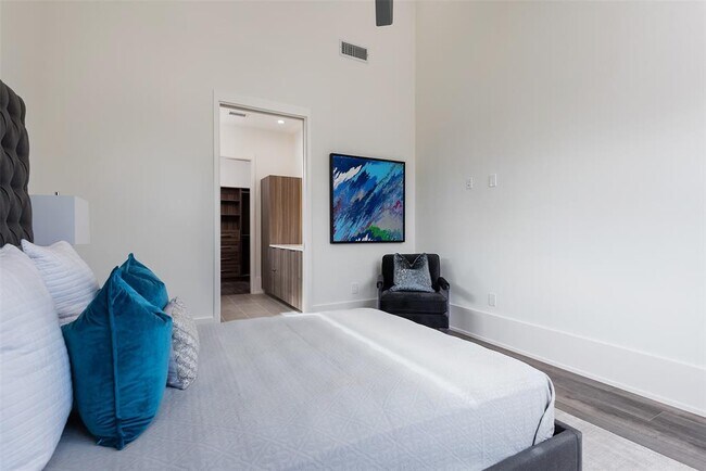 Building Photo - 3525 Normandy Ave