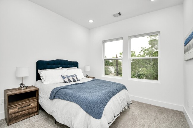 Building Photo - 4804 Elysian St