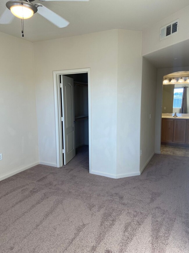 Building Photo - Gated 2 Bdrm, 2 Bath Condo in Folsom Madro...