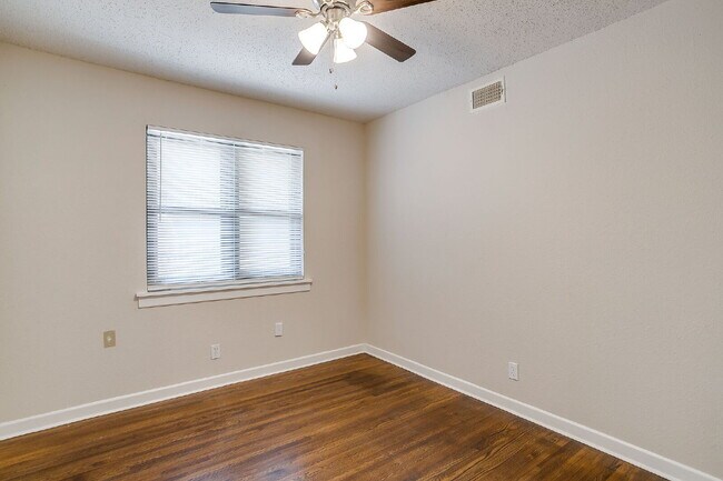 Building Photo - Well maintained 3 bedroom home in 76107
