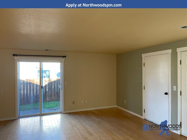 Building Photo - Very Nice 3 Bedroom 2 Bath "Pet Friendly" ...