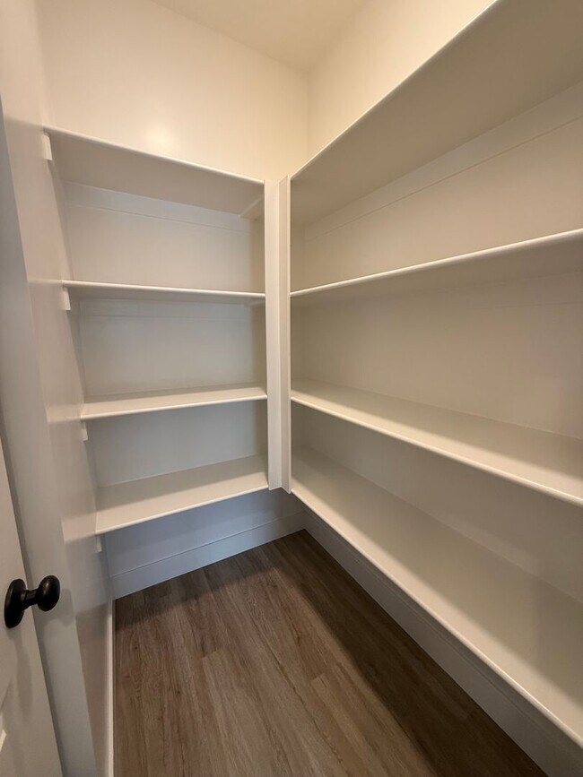 Building Photo - Brand New Townhome