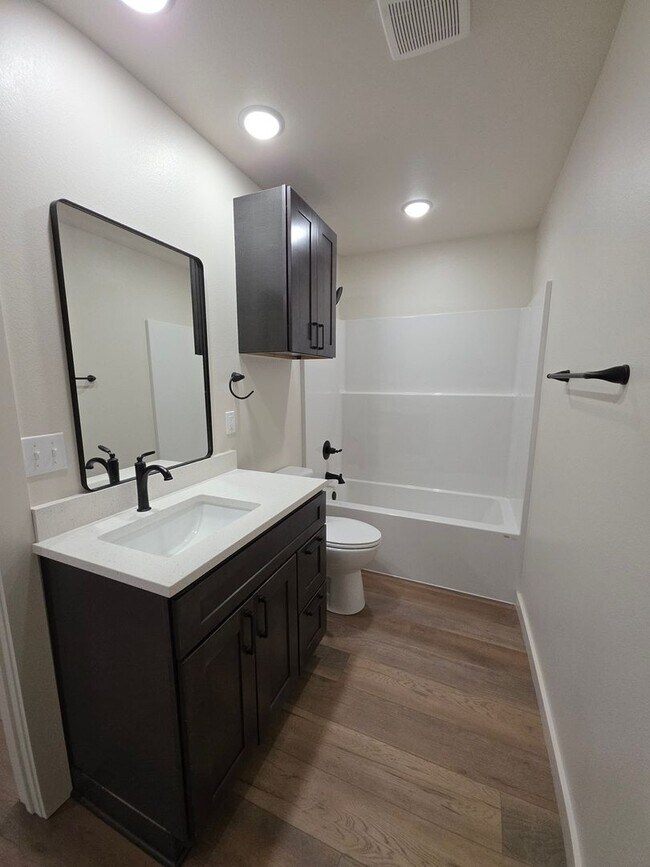 Building Photo - 703 W 12th St