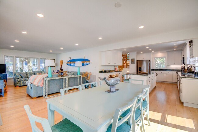 Building Photo - Seasonal Rental: Total Relaxation with Sou...