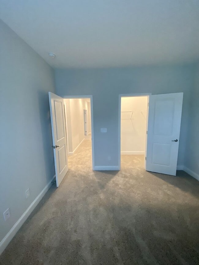 Building Photo - End Unit Townhouse in Terraces at Farmington